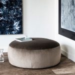 Pouf en velours taupe 110 cm - Paolo – Image 2